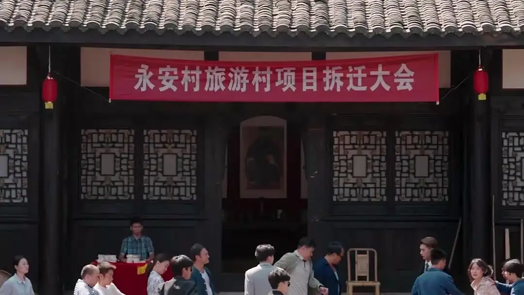 Threads of Reunion: When the Crowd Becomes the Script