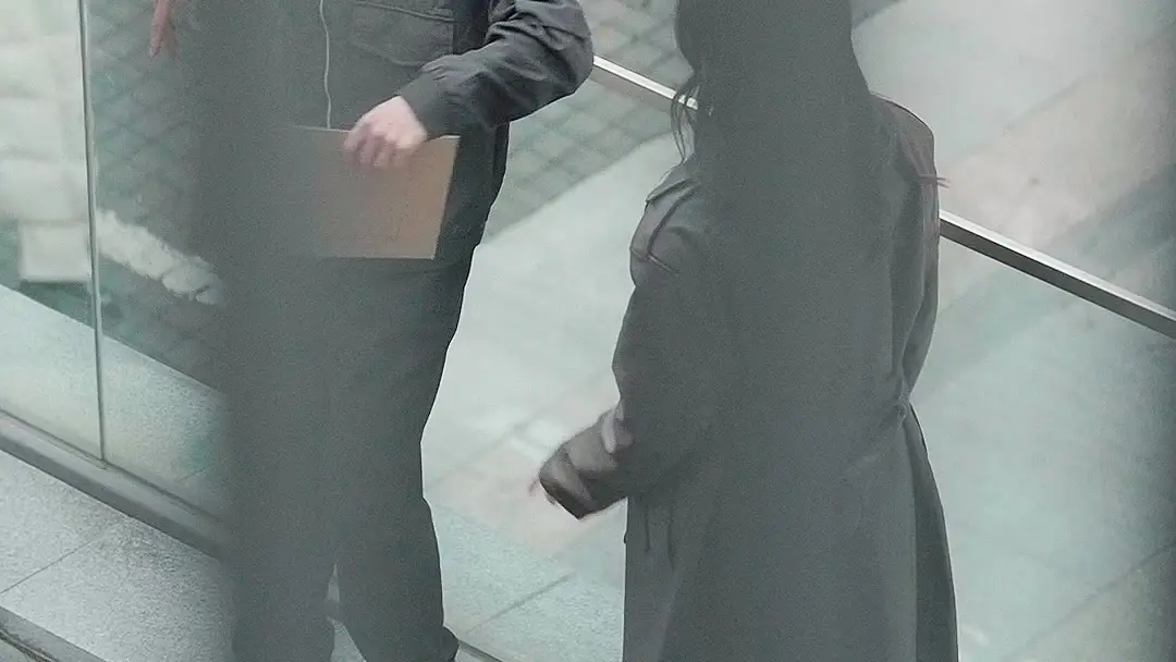 Thief Under Roof: When the Lobby Becomes a Stage