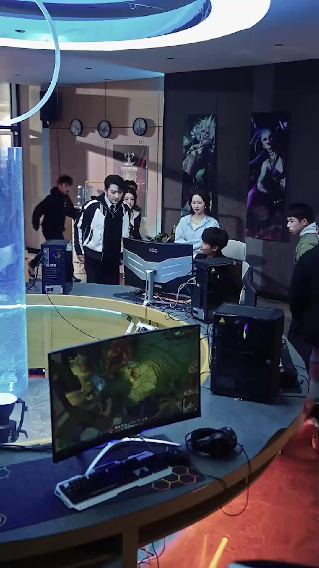 Önce Beyaz Ay, Şimdi Okul Güzeli