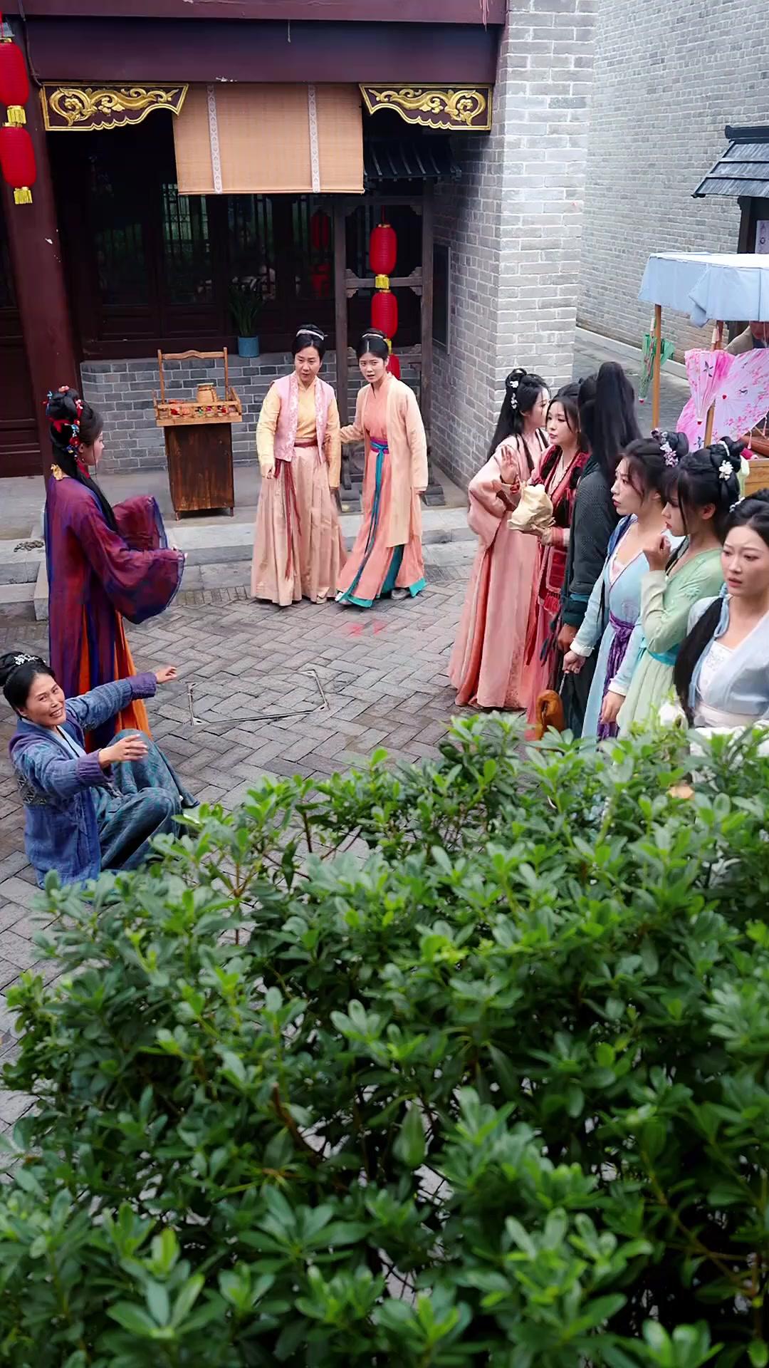 (Dublajlı)Cennetin Bahçesinden, Kıtlık Toprağına