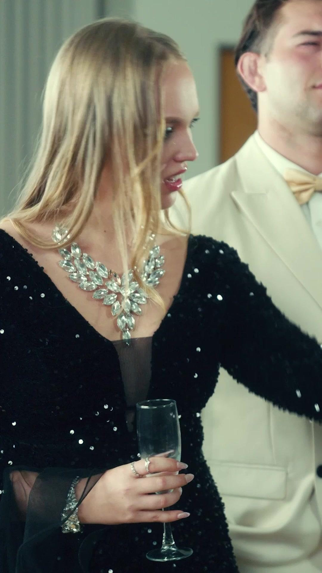 After Switched Fiancé, I Married a Mafia Boss