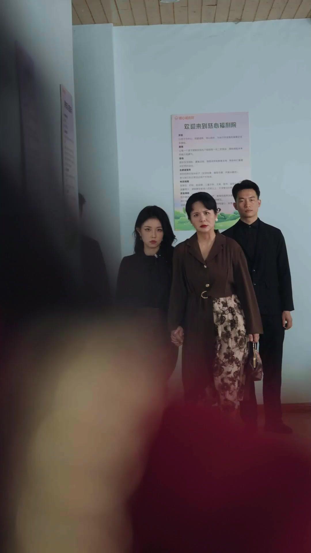 Wanita Misterius Bertopeng