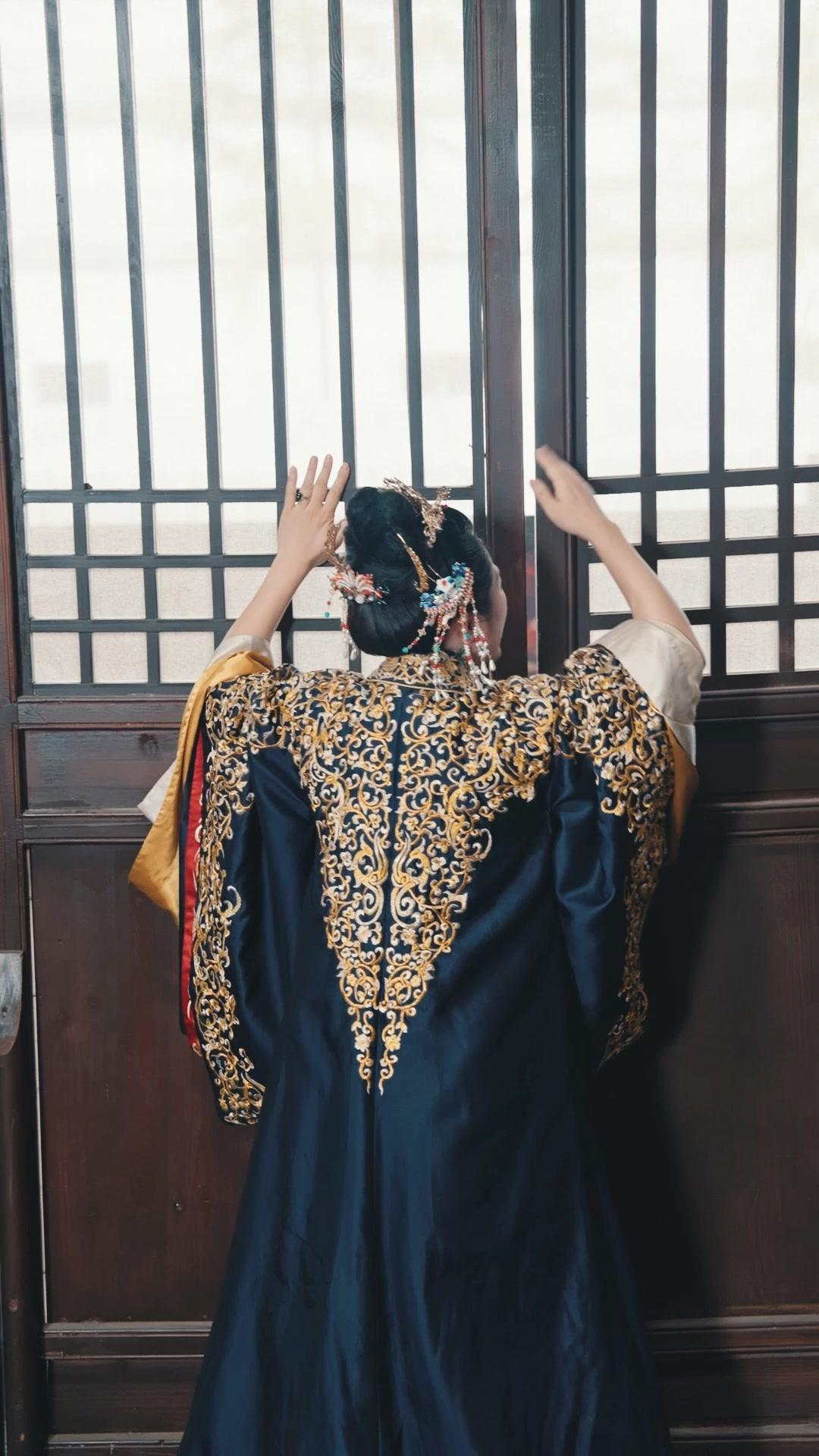 Ibuku dayang, Aku Kaisar