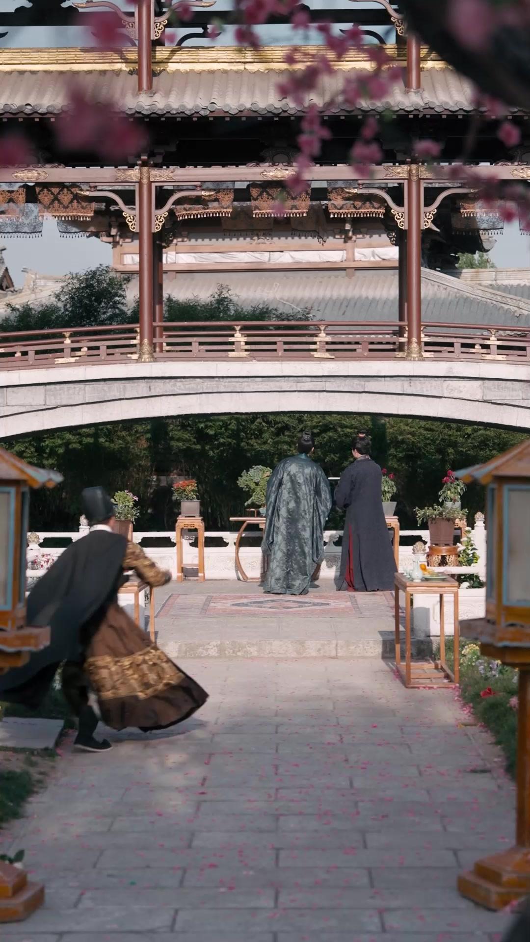 담장 너머의 운명