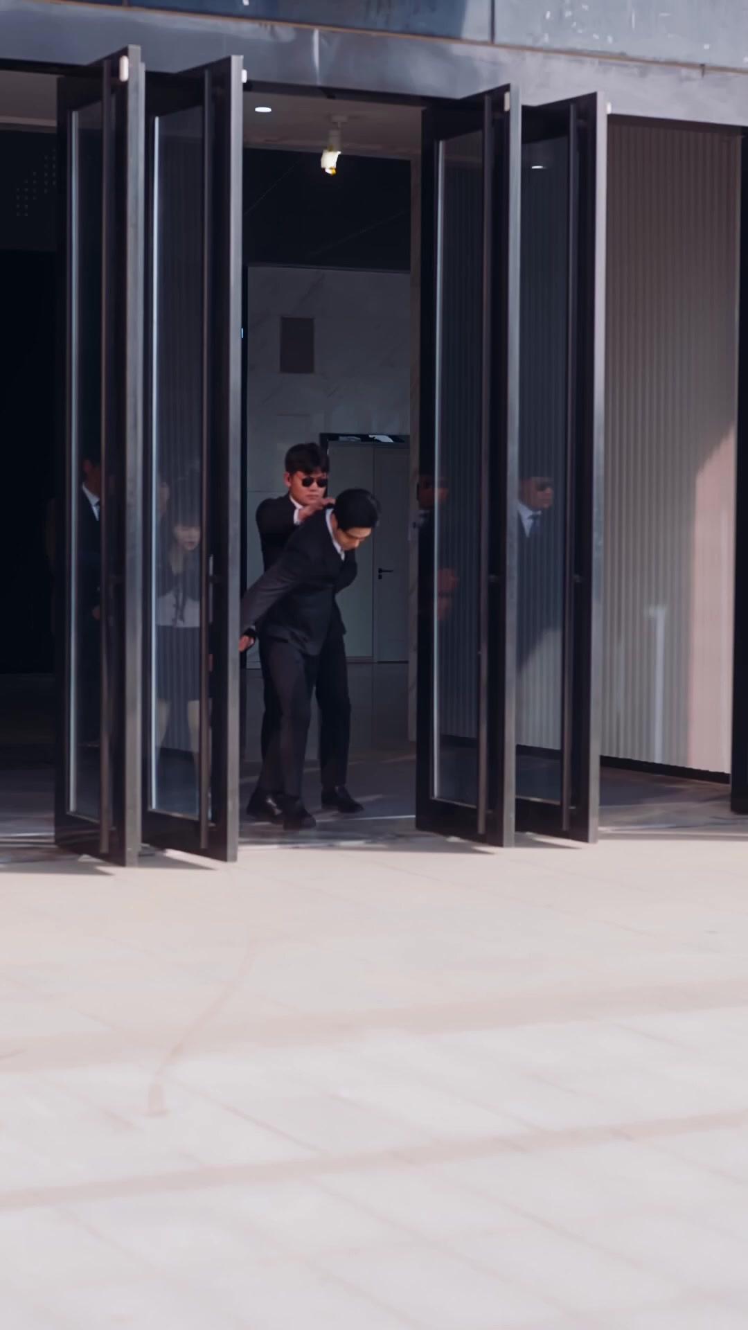 Air Mata di Balik Topeng Bisu