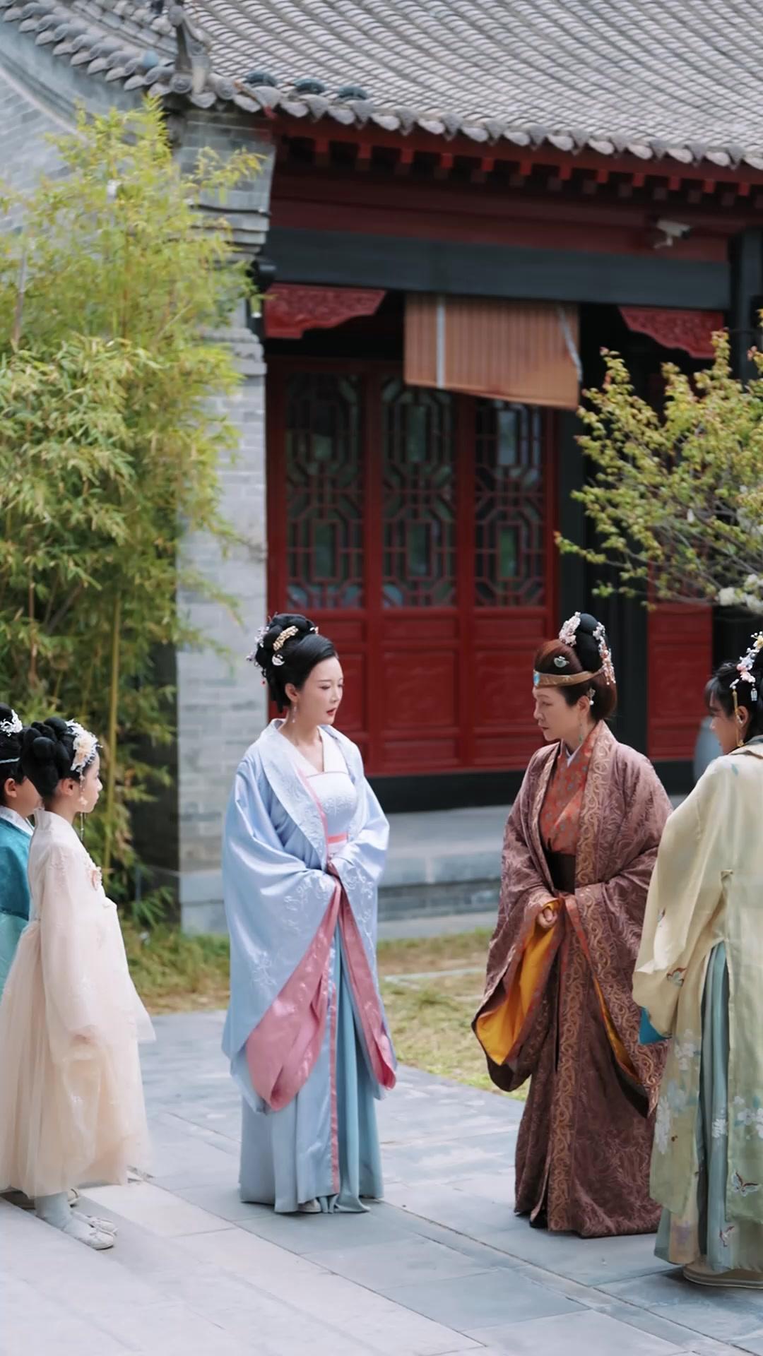  Putri Hoki Bikin Heboh Istana