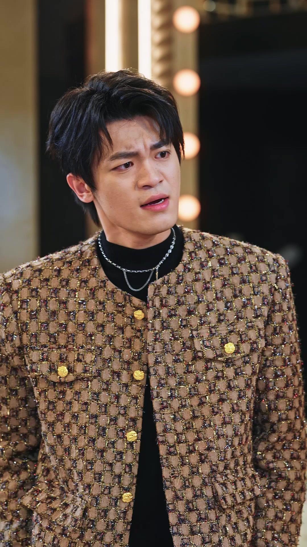 Sang Penyanyi Dibalik Topeng