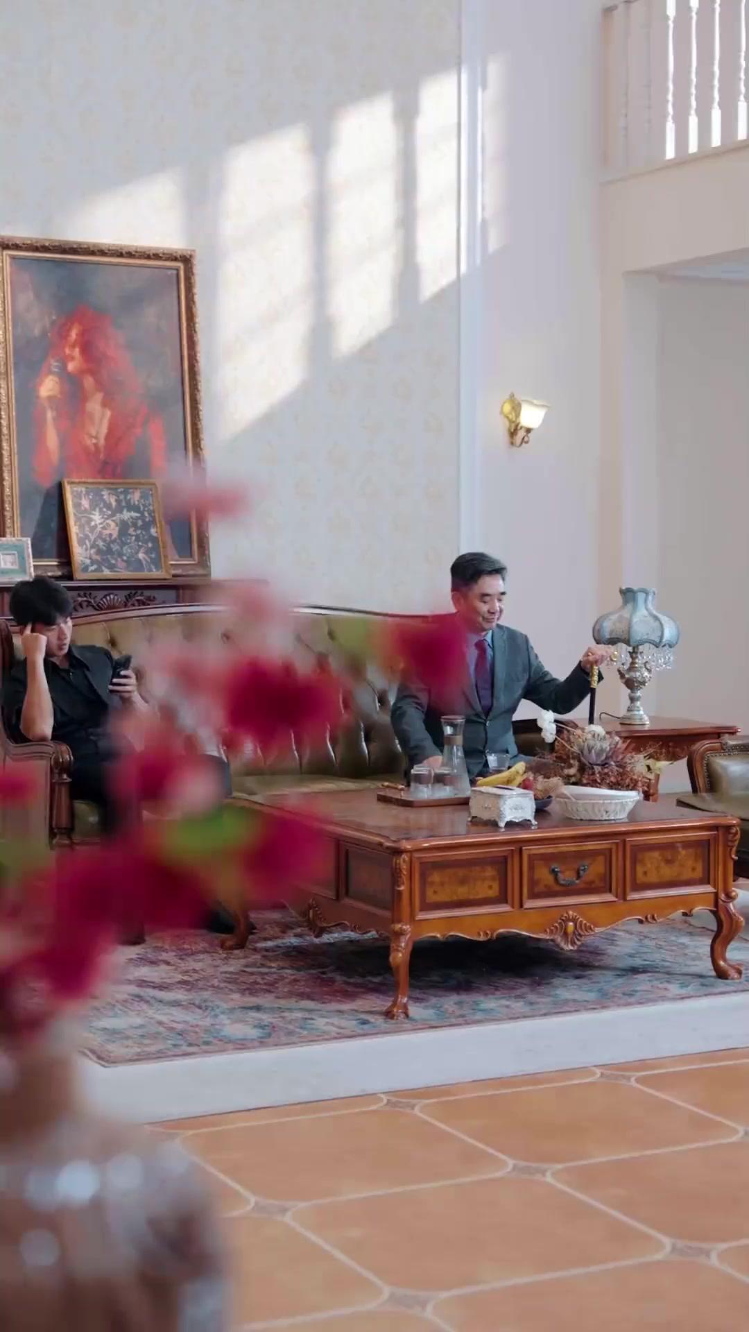 Di Balik Senyum Palsu