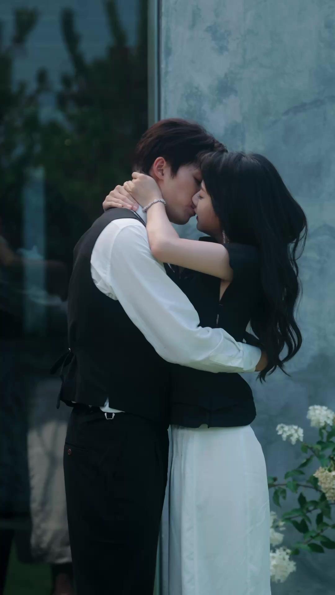 Kenari Di Dahan Tertinggi