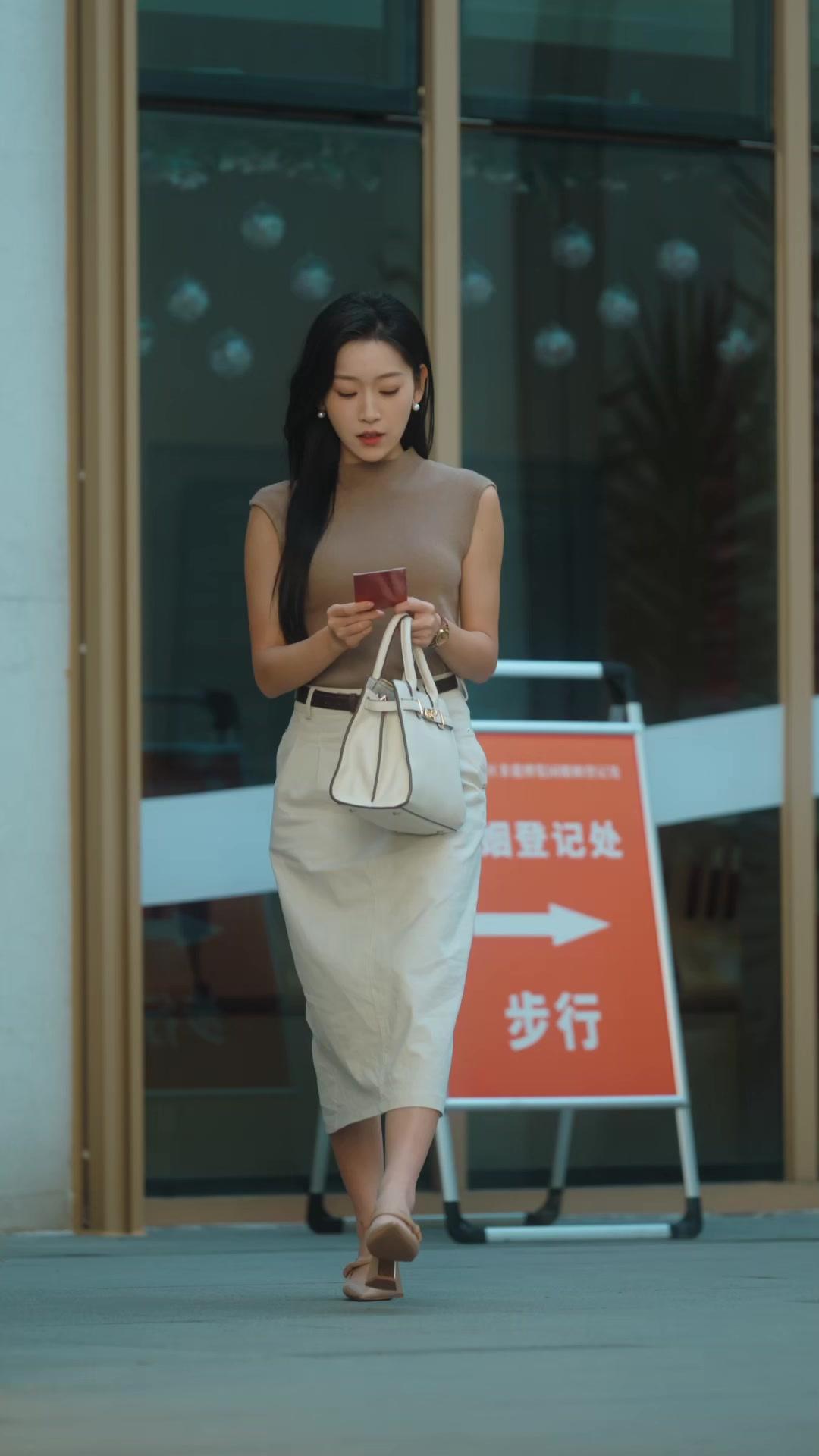 Satu Atap, Dua Kisah Cinta