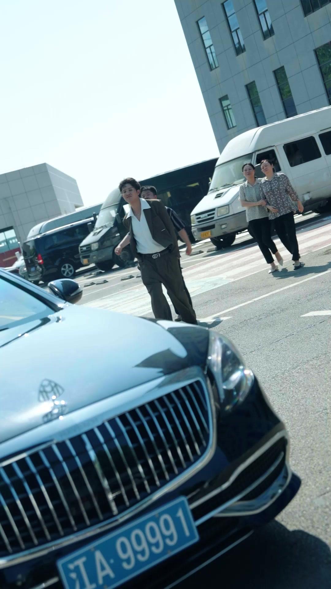 Phoenix Man vs. Billionaire Queen: Downfall