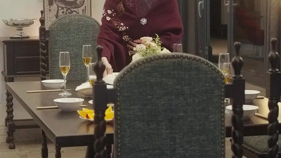 When Duty and Love Clash: The Red Gift Boxes That Said Everything