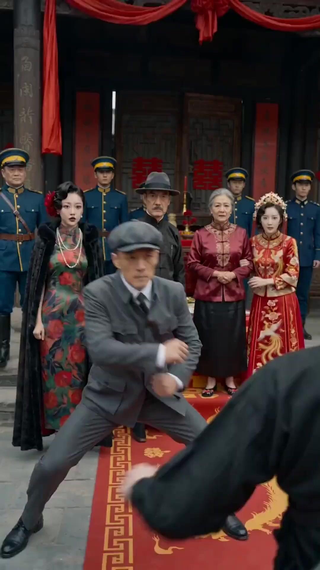 Nàng Đăng Quang Giữa Khói Lửa