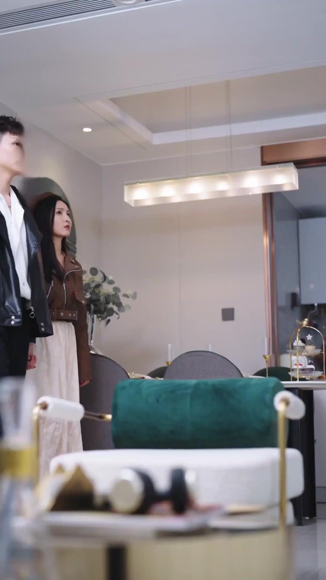 À TRAVERS LES ÉPREUVES