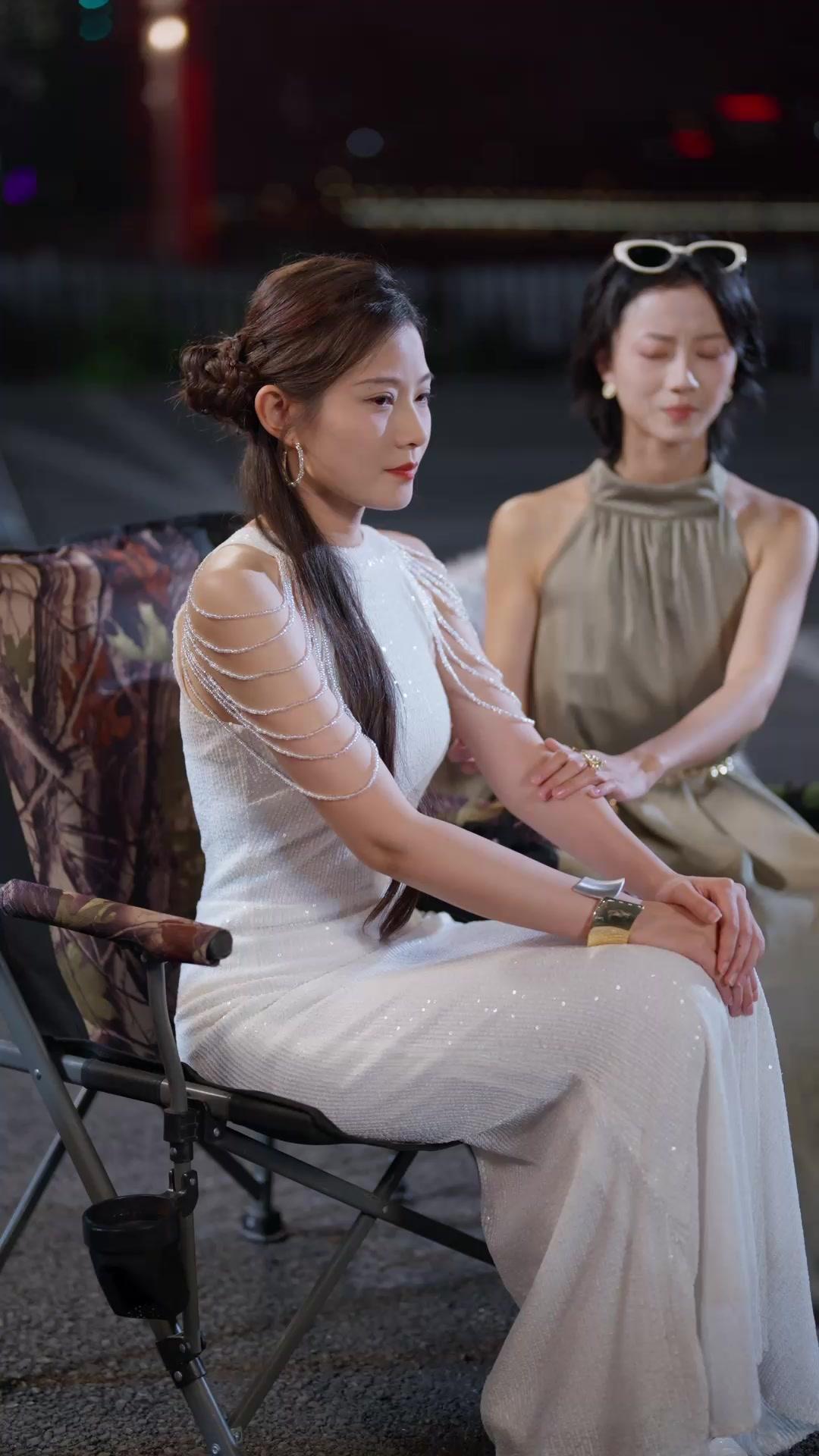 LE LOUP BAISE SES ESCARPINS