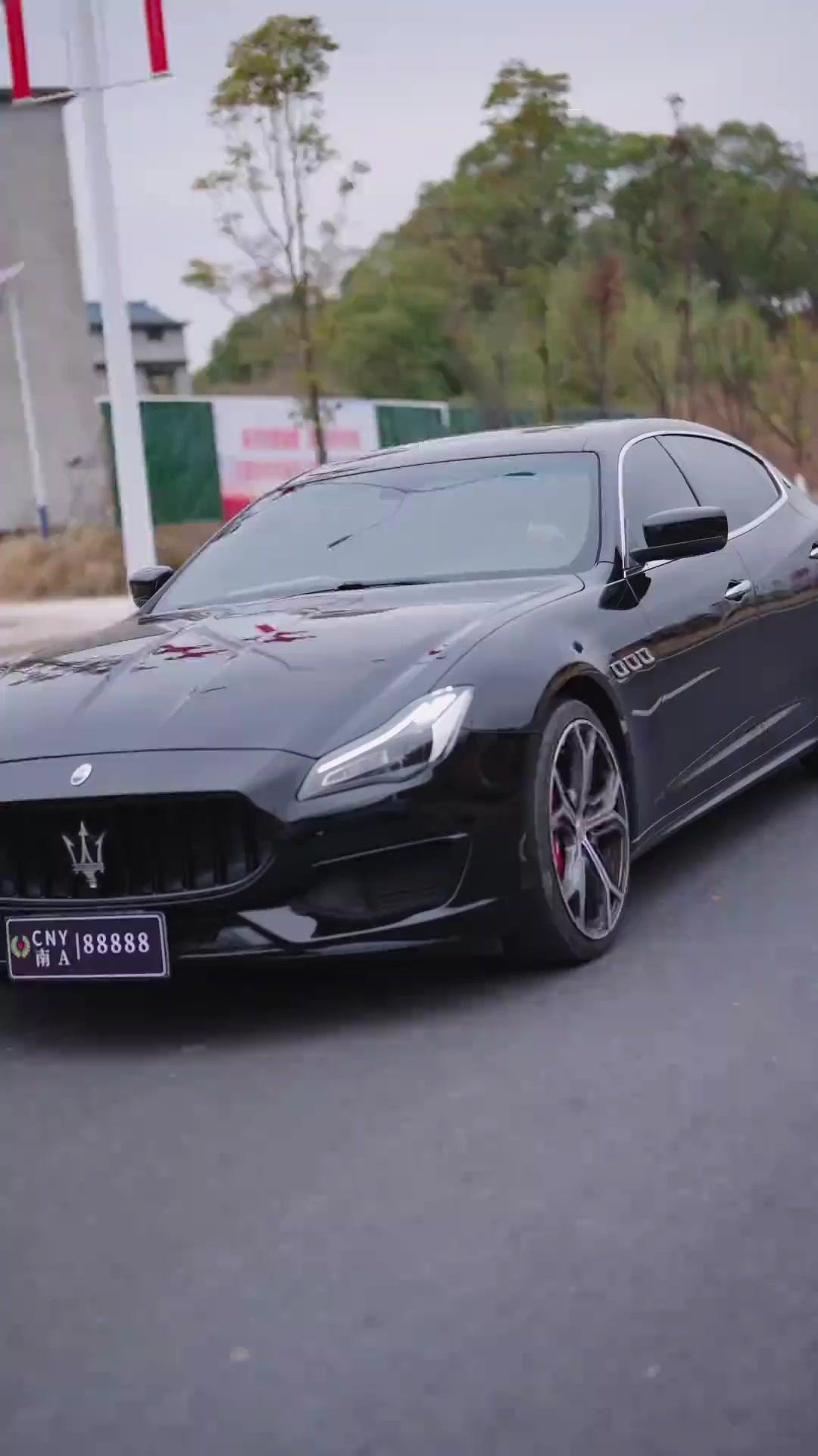 Savaş Tanrısı Ev Sahibi: Güzel CEO Kapımda