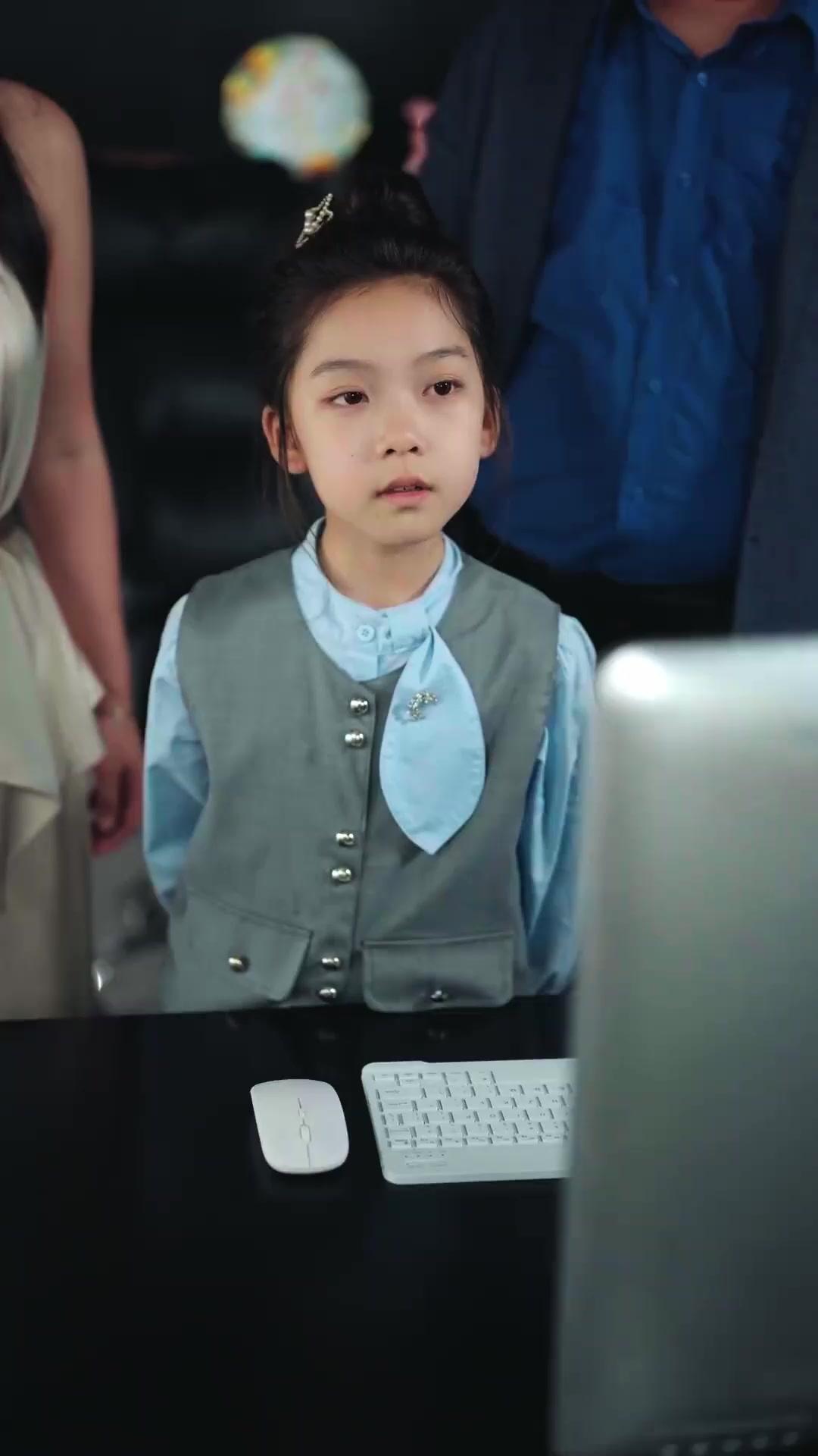 (Doblado)La reina empresarial tiene ocho años