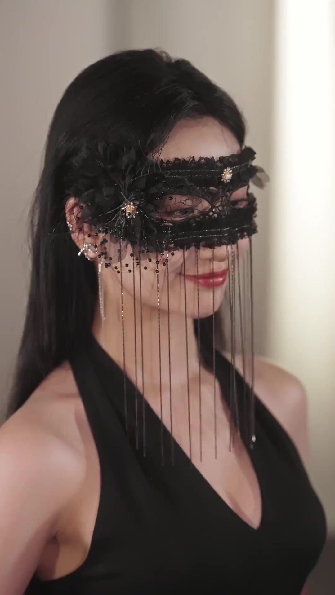 Ay Işığını Parçalayan Kadın