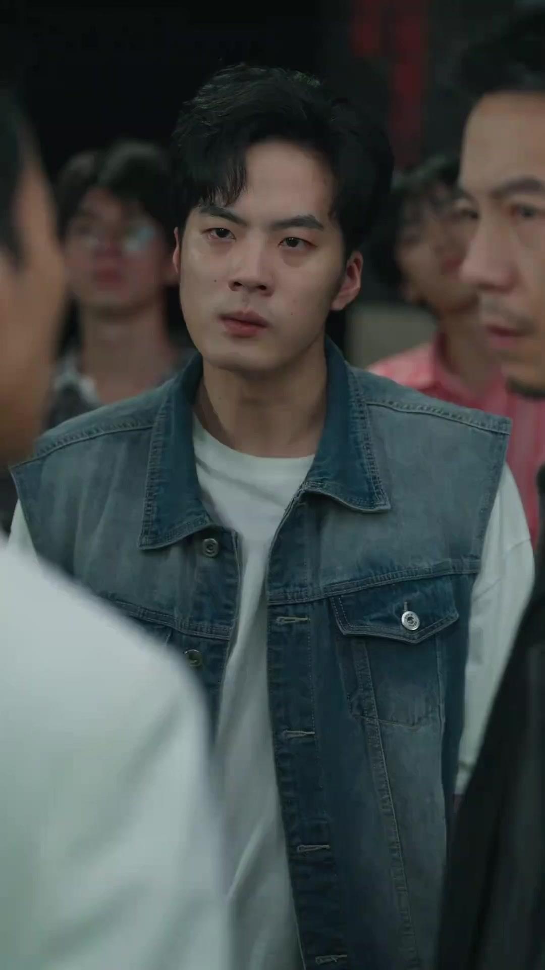 (مدبلج) السر فوق الطاولة