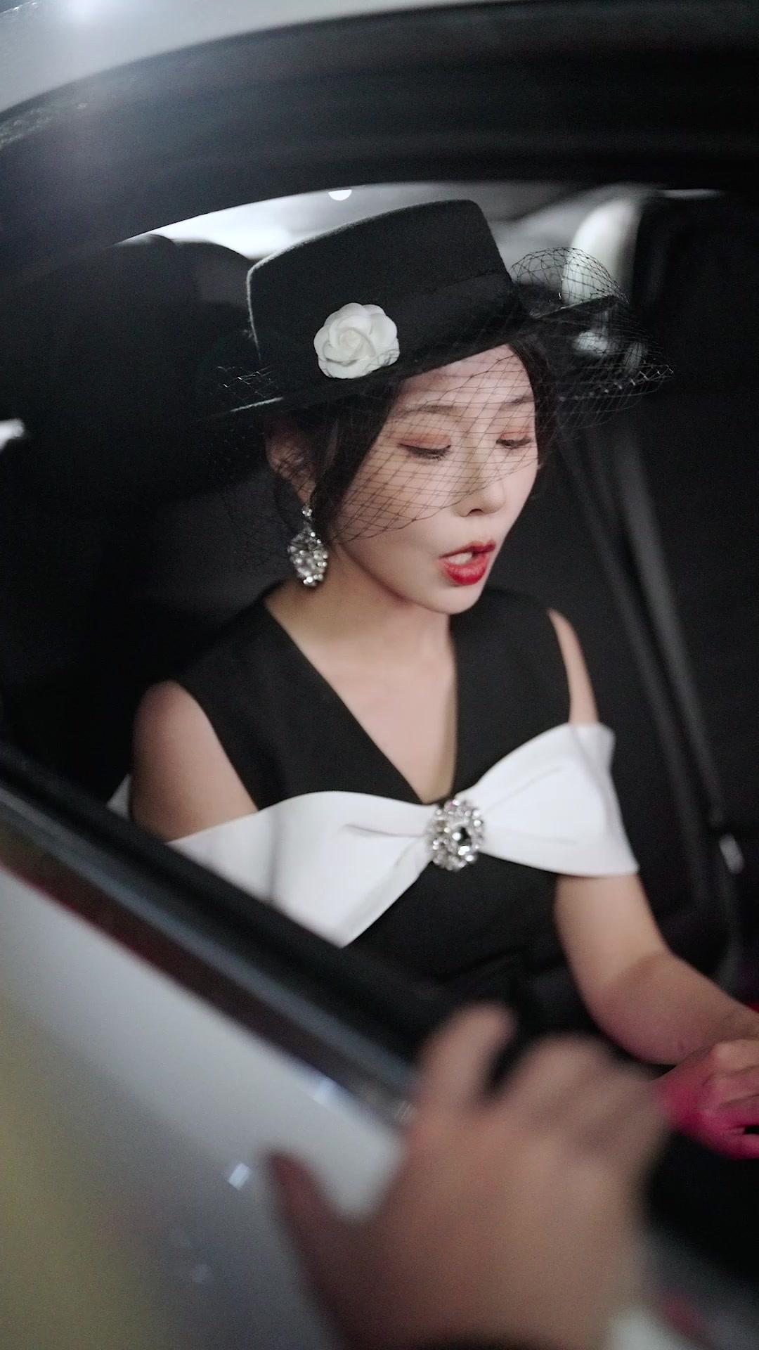 Help! My Contract Husband Is a Total Dummy