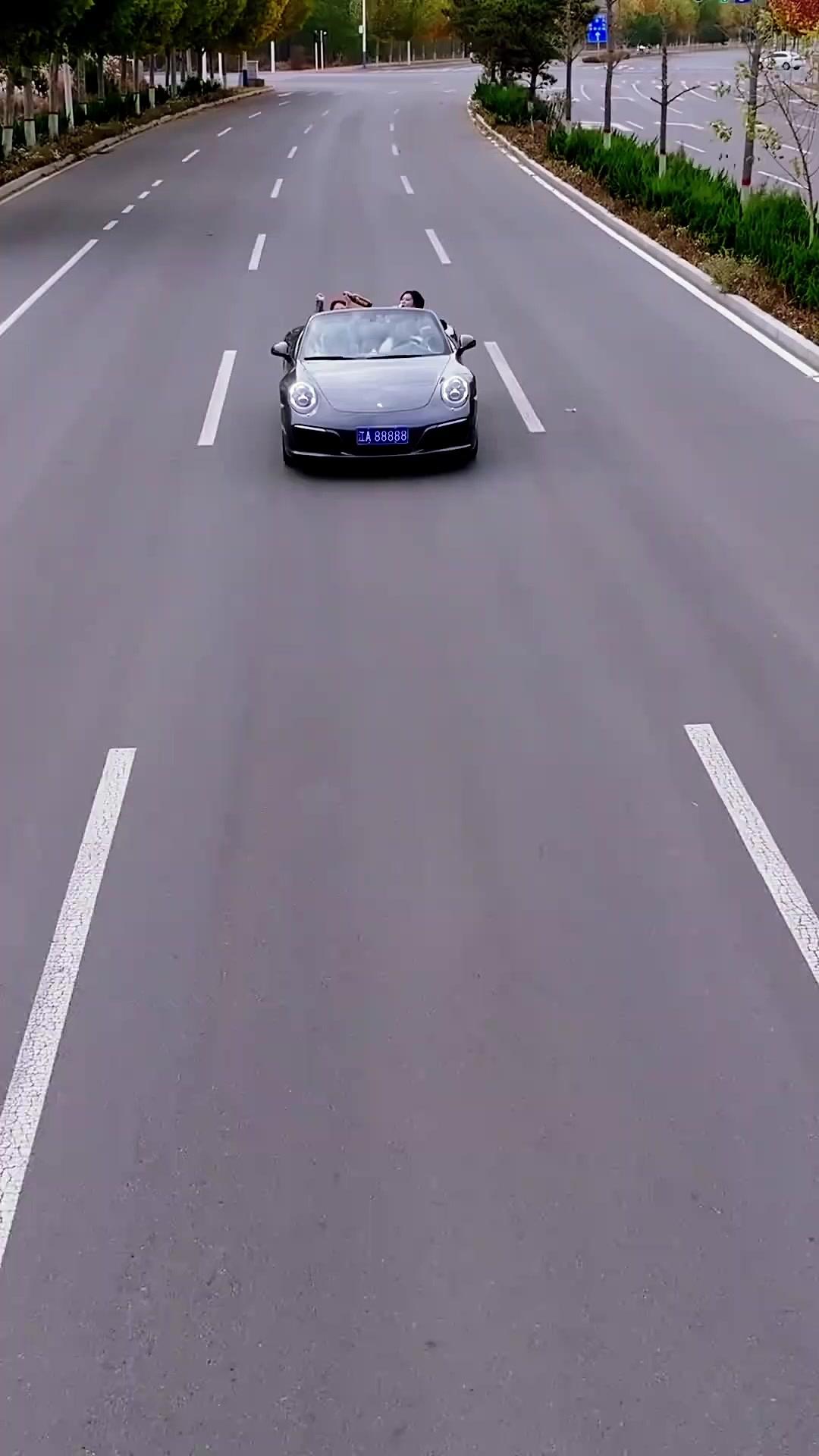 Fremdgeher im Luxuswagen