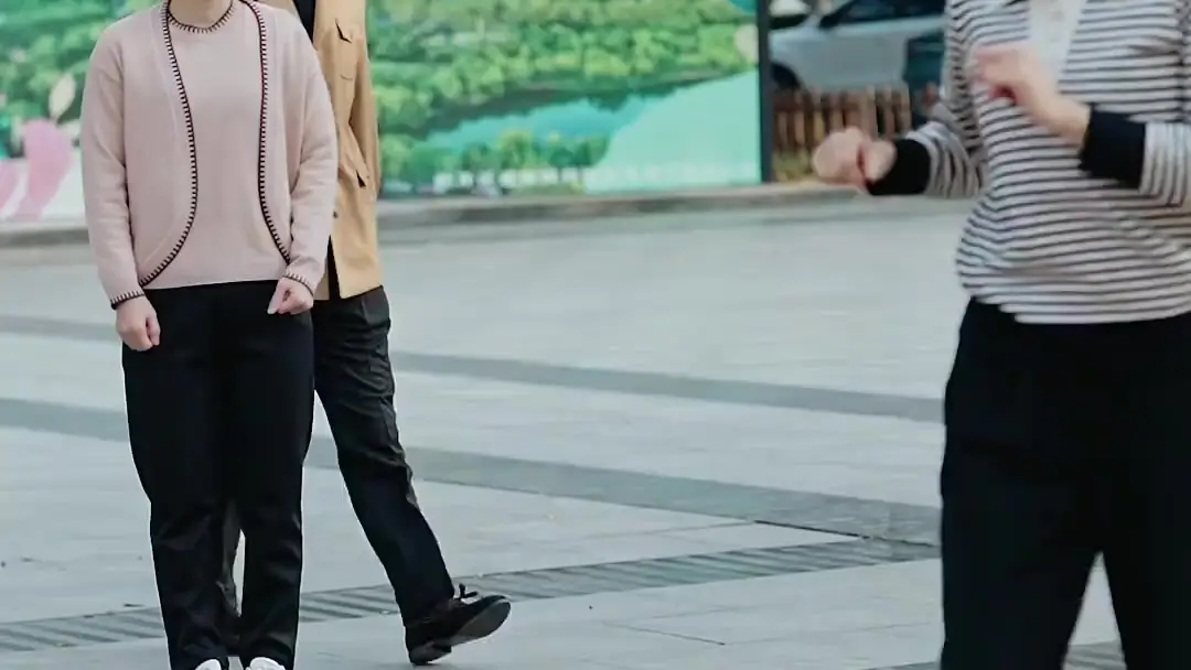 A Mother's Second Chance at Happiness: The Unspoken Language of Ginkgo Leaves and Blue Invitations