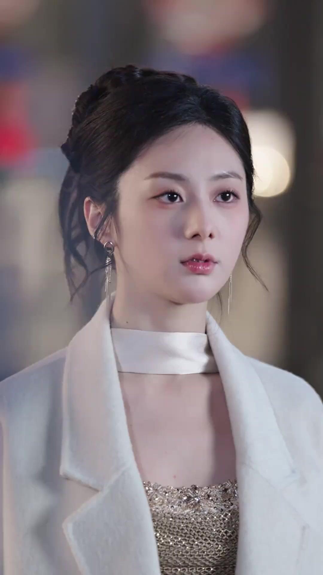 حين تظاهرتُ بالطاعة، أصبحتُ مدلّلةَ الكبير