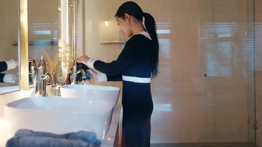 Giấc Mộng Hào Môn: Chiếc khăn lau và nỗi đau không nói thành lời