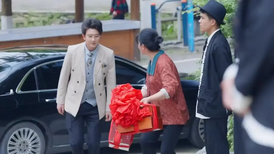 The Supreme General’s Red Boxes and the Unspoken War in the Courtyard