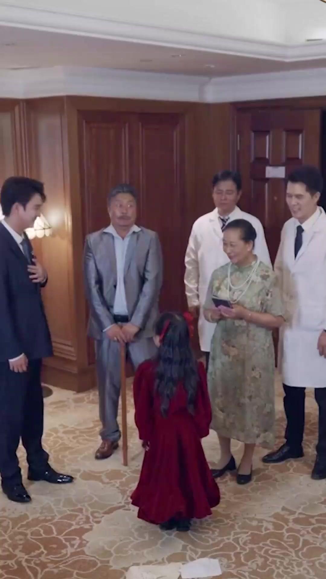 (Doblado) ¡Mi abuela es una niña!