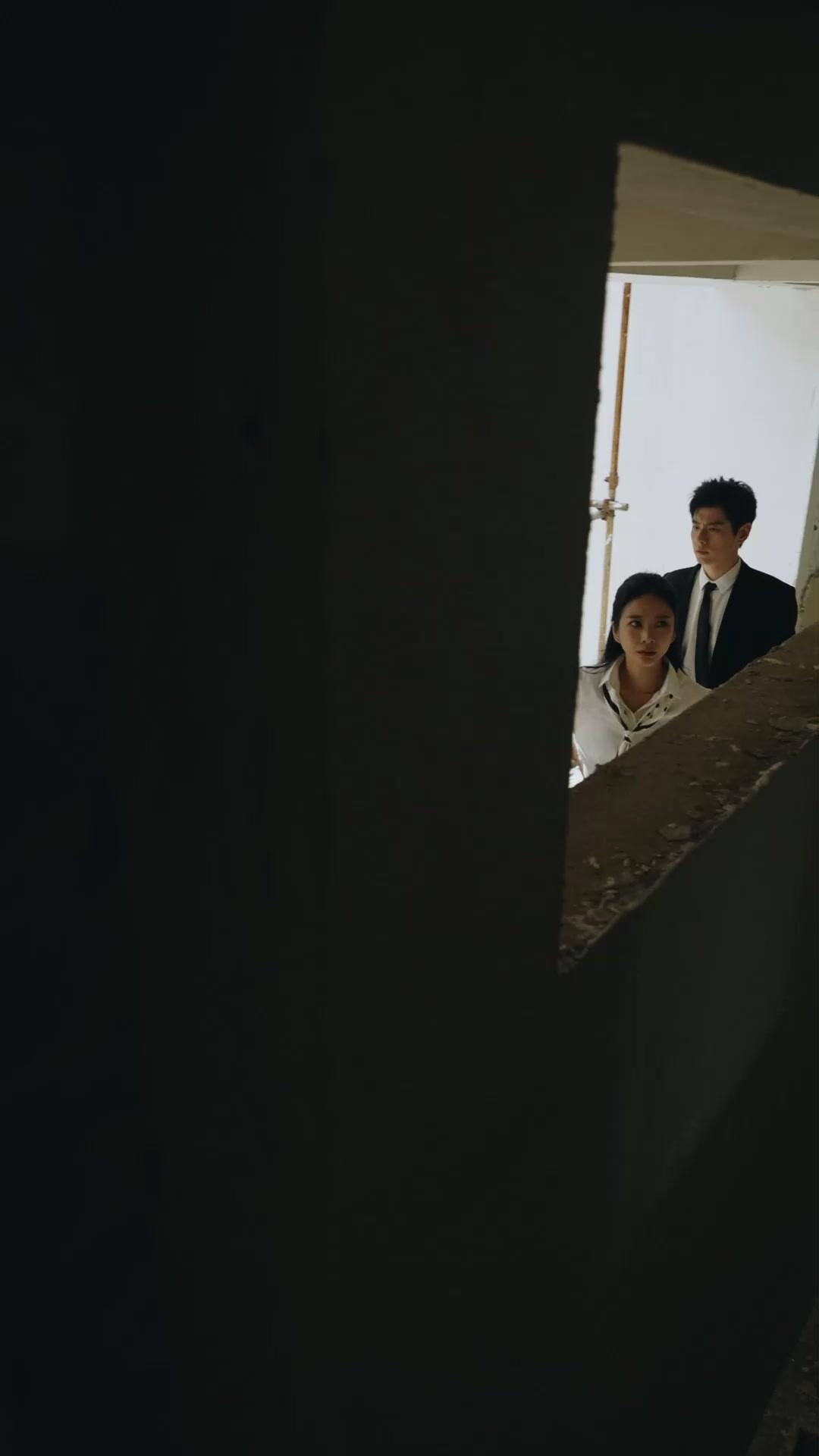 NE JOUEZ PAS AVEC ELLE !