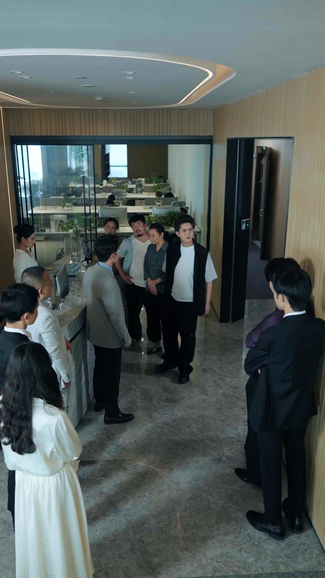 Phoenix Man vs. Billionaire Queen: Downfall