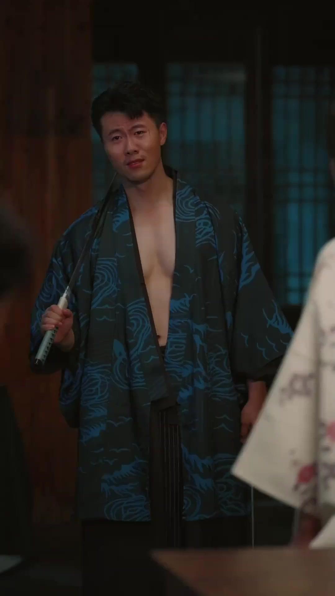 (Doblado) Alzo el filo del Este