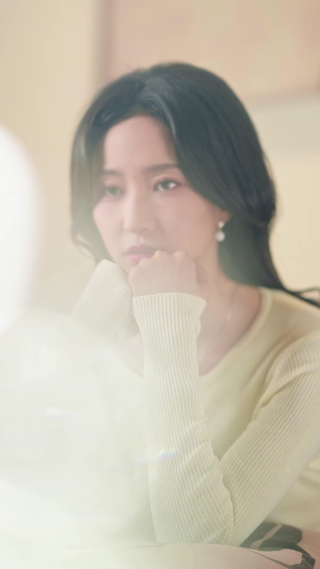 Campus Queen Falls for Me After My First Love Betrayed Me