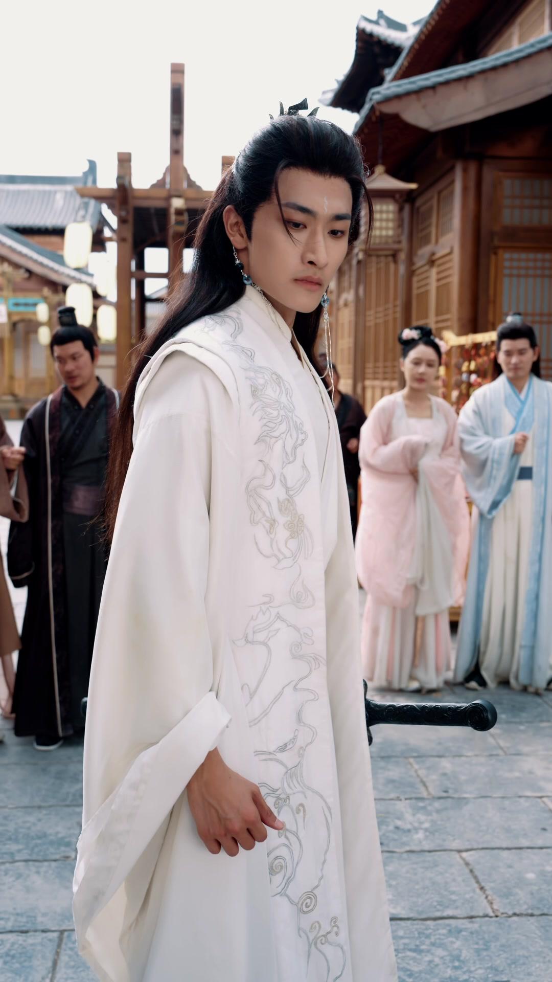 แปดปีใต้เงาสวรรค์