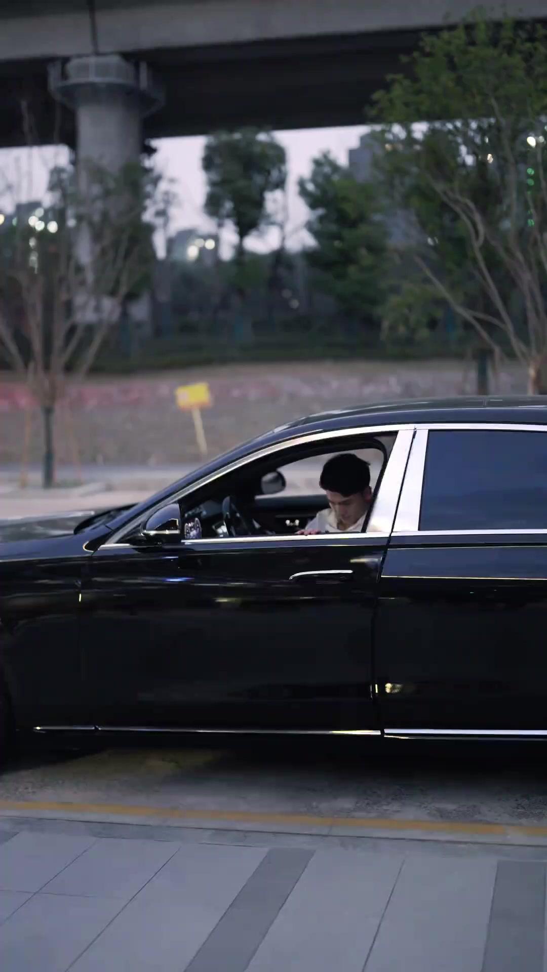 MON MARI M'A OFFERT UN AMANT