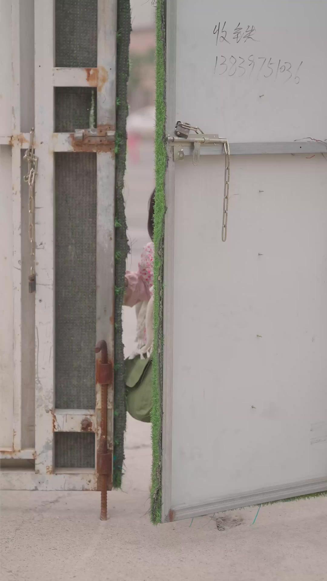 Pequeña como es, avanza sin temor