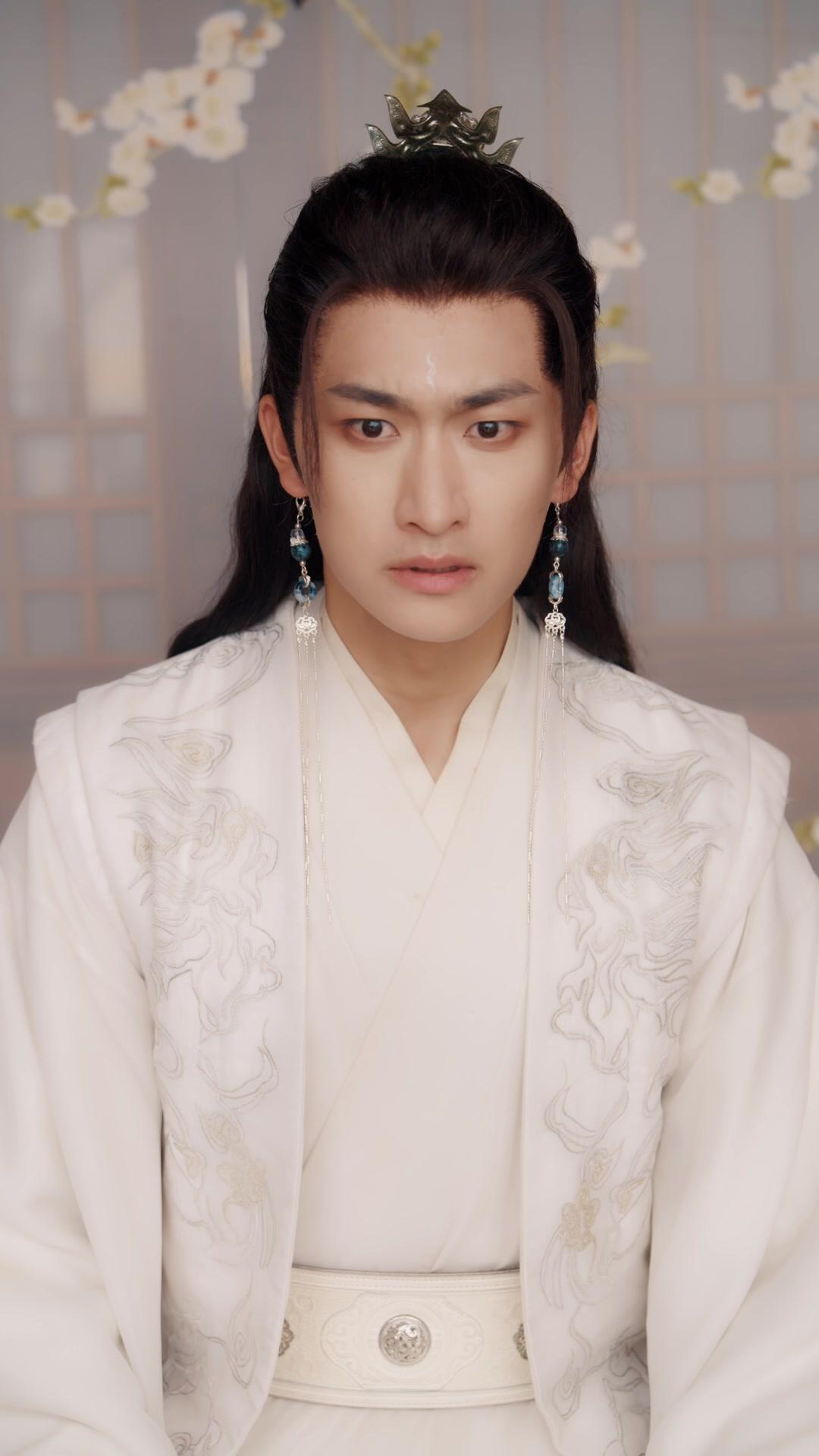 แปดปีใต้เงาสวรรค์