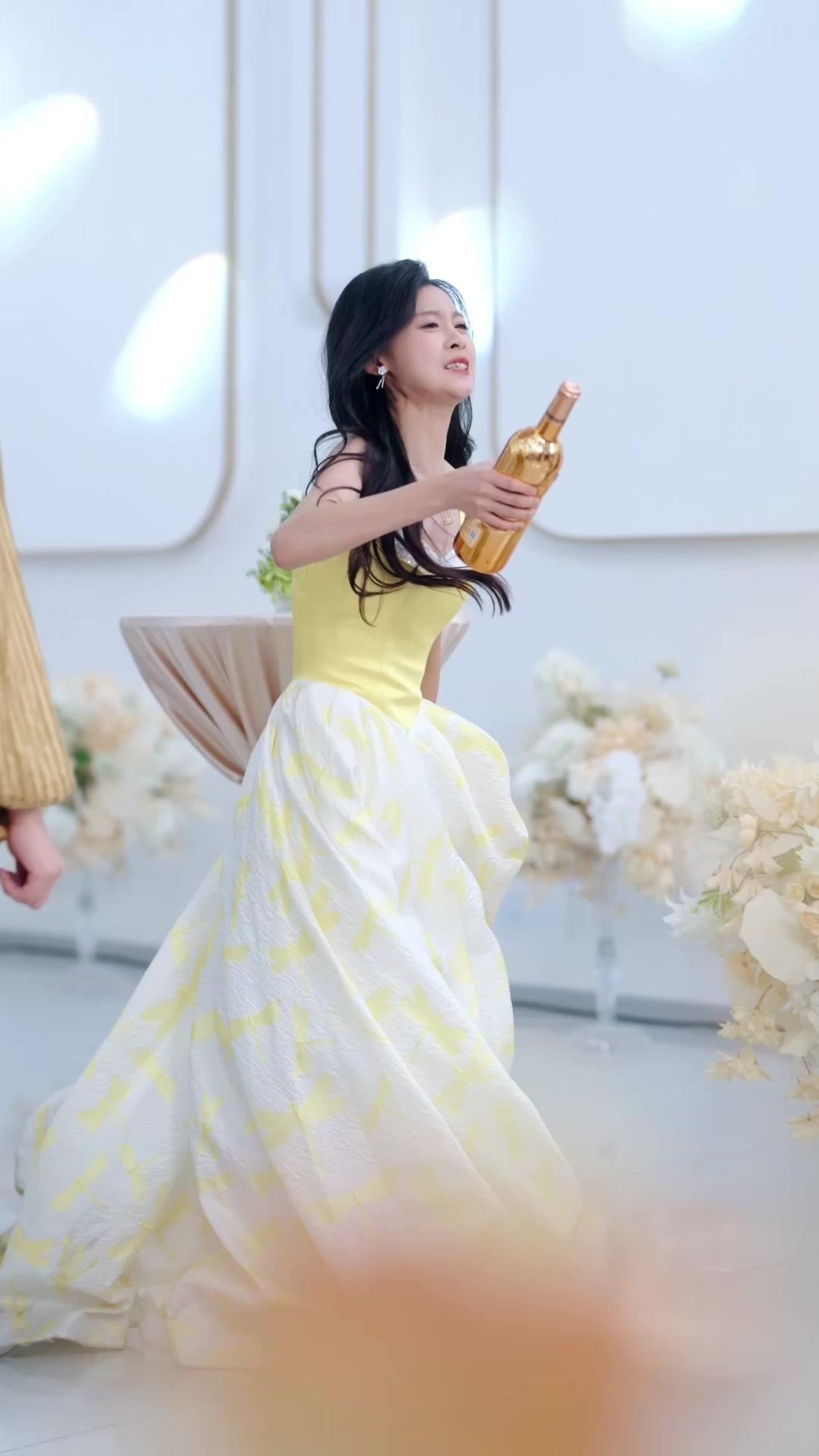 FAUSSE ET VRAIE, MAIN DANS LA MAIN