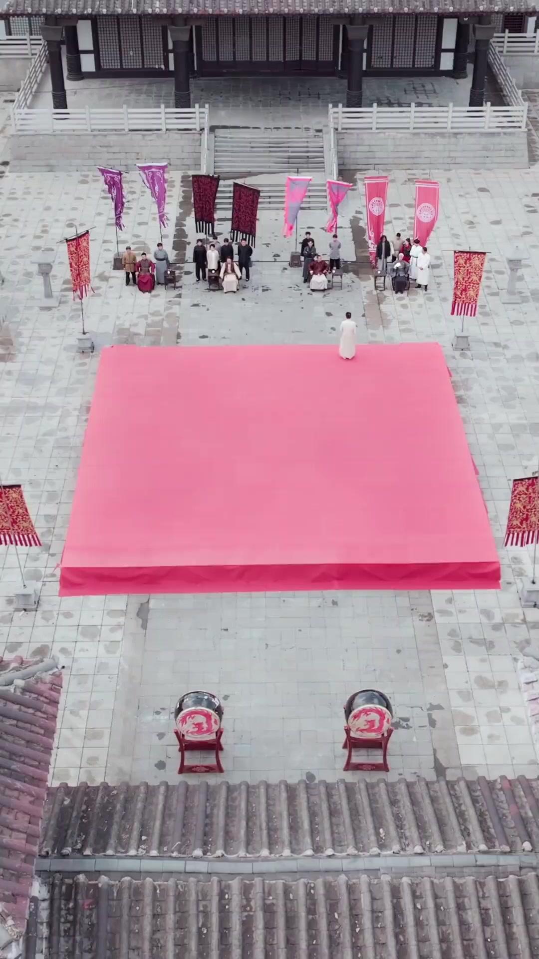 L'ÉCLIPSE ET L'ÉCLAT