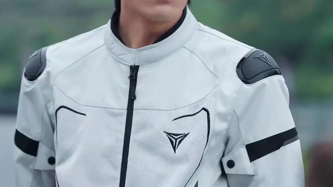 (مُدبلَج) سائق الشاحنات، أقوى مما تتخيل: لحظة التحوّل بين الأم والابن والغريب