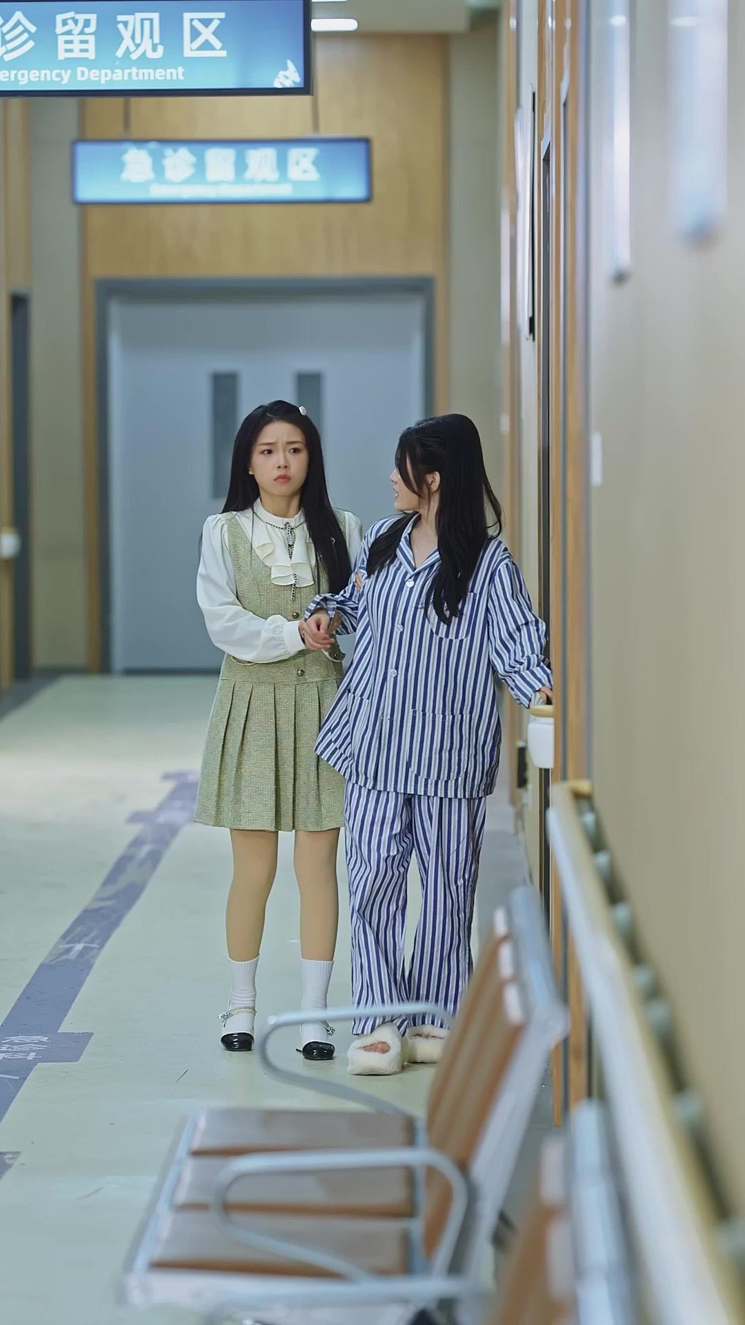 Campus Queen Falls for Me After My First Love Betrayed Me