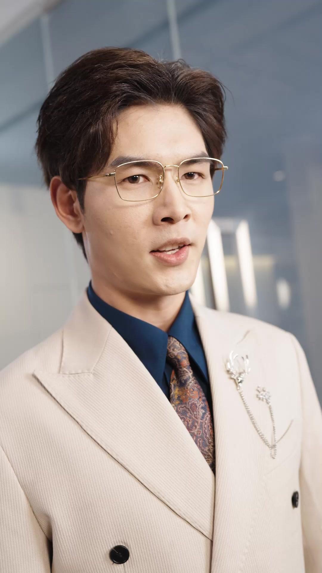 D'AMANT SECRET À PDG À LA MAIN DE FER