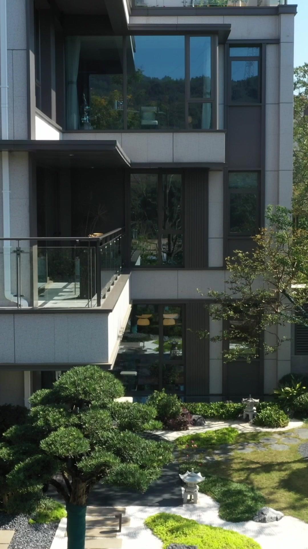 LE PDG ET SA PETITE GOUVERNANTE