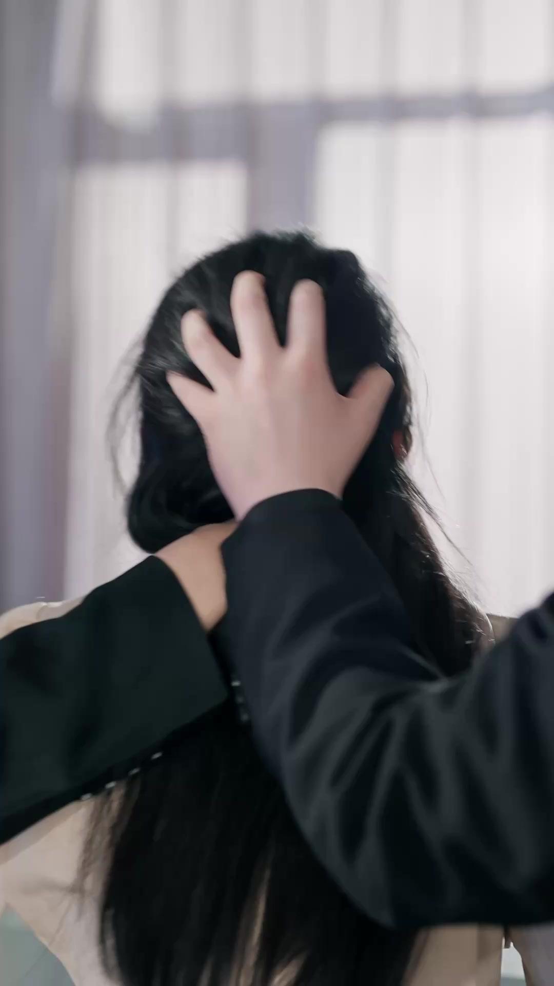 ELLE, N'EST PAS ELLE