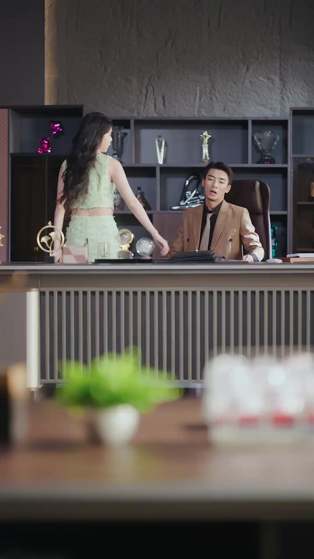 Baru Cerai, Malah Dekat Musuhnya