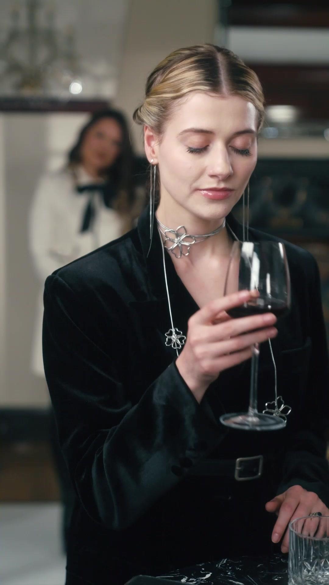 After Switched Fiancé, I Married a Mafia Boss