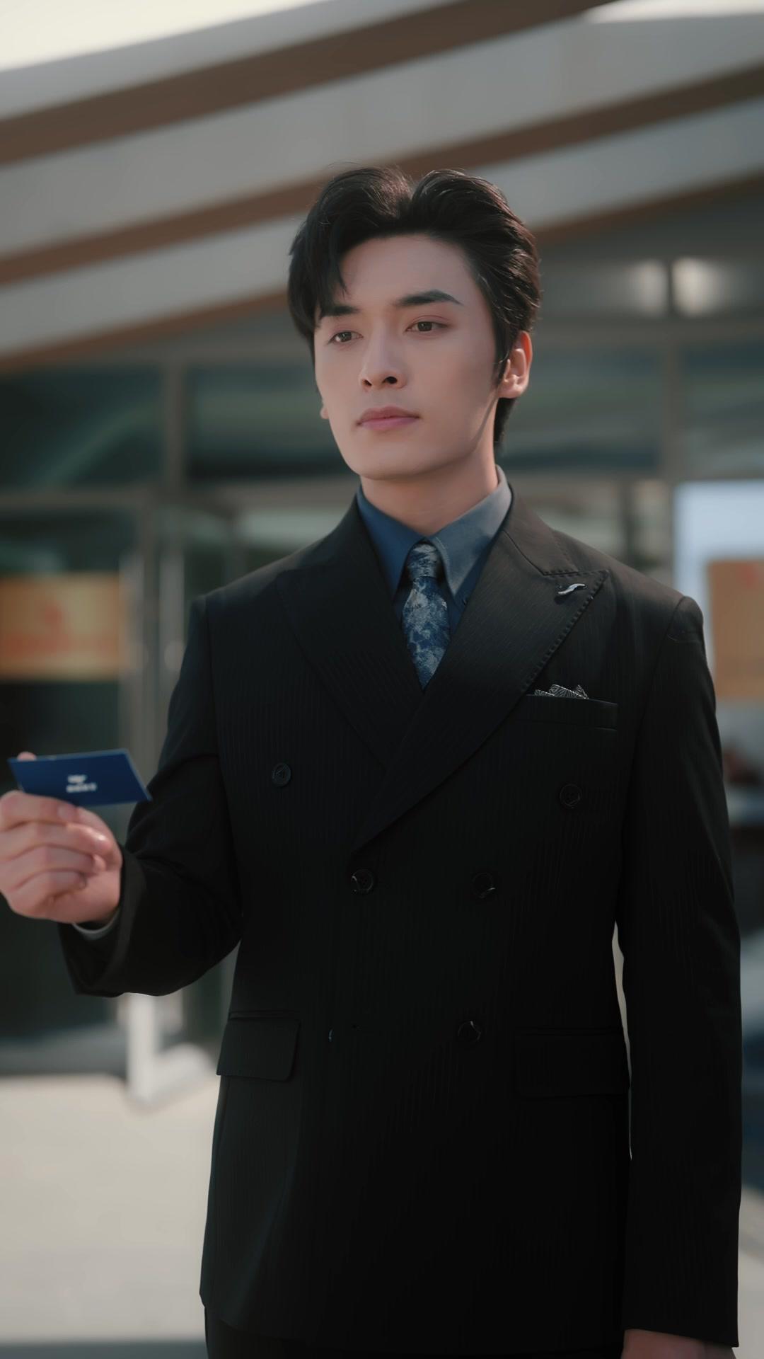 花束背後的男子