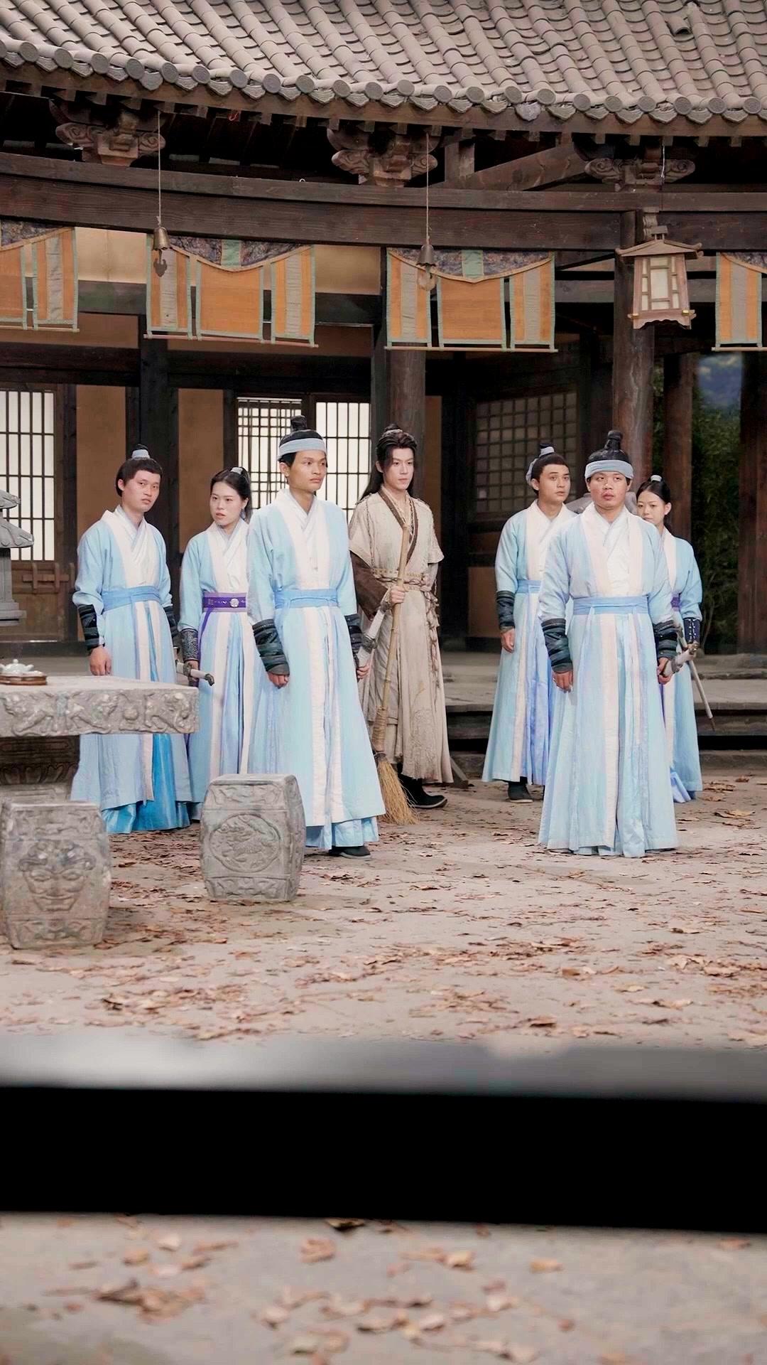 Desenvainó y todos se arrodillaron