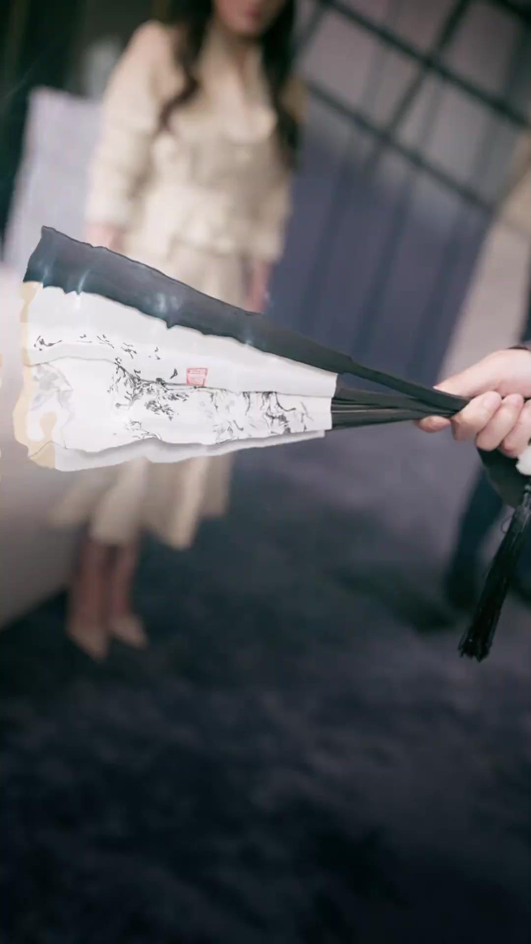 HÉRITIÈRE DE RETOUR: FAMILLE, À GENOUX!